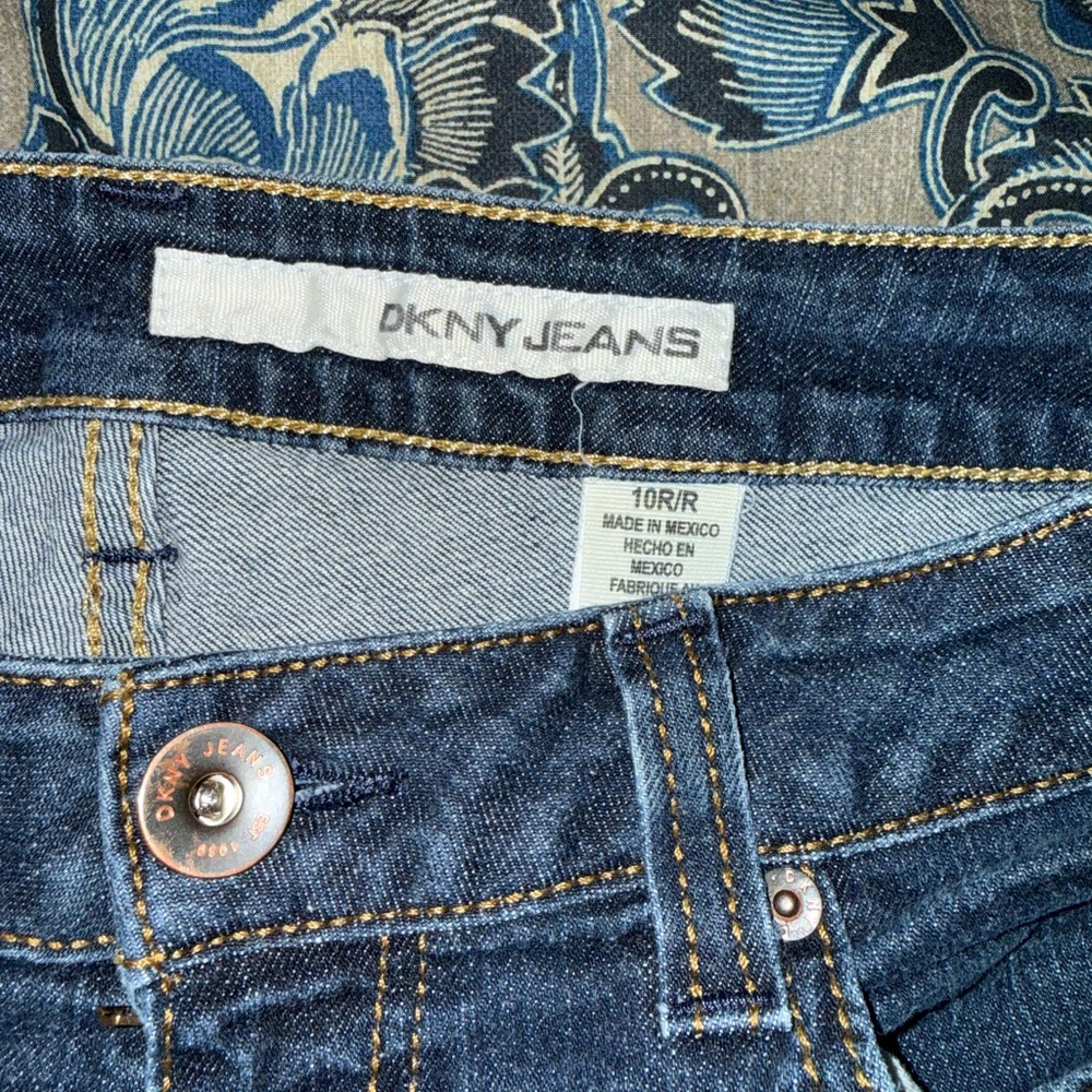 Women's Classic Dkny Blue Jeans - Picture 2 of 2
